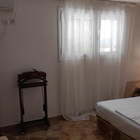 Apartment With Private Pool Kiáton المظهر الخارجي الصورة