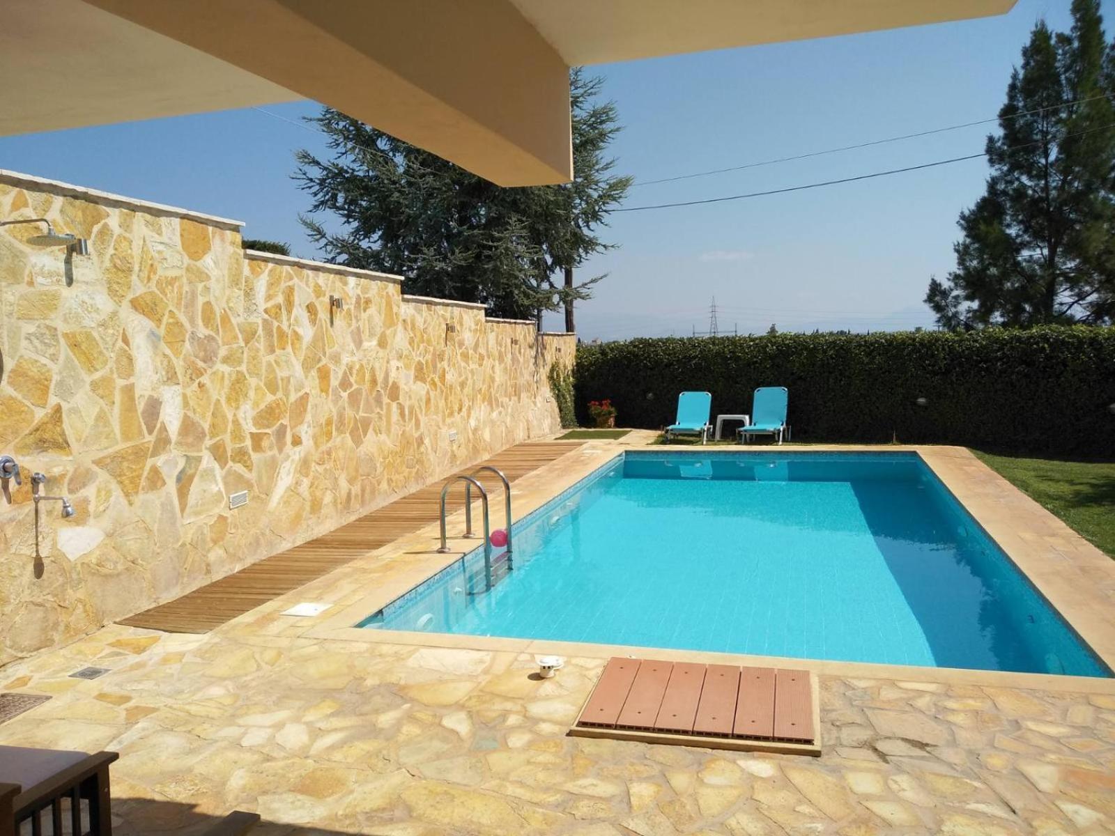 Apartment With Private Pool Kiáton المظهر الخارجي الصورة