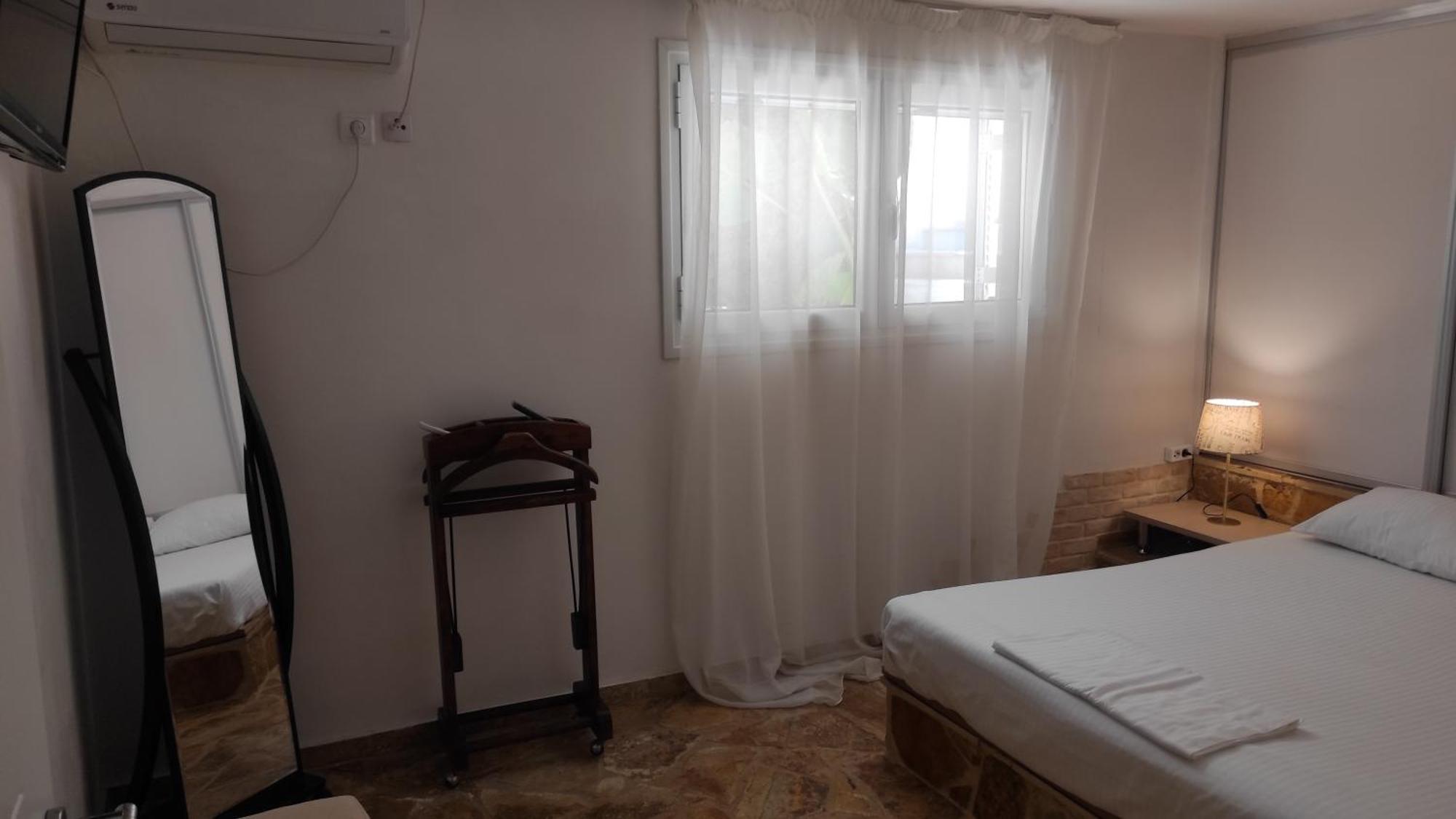 Apartment With Private Pool Kiáton المظهر الخارجي الصورة