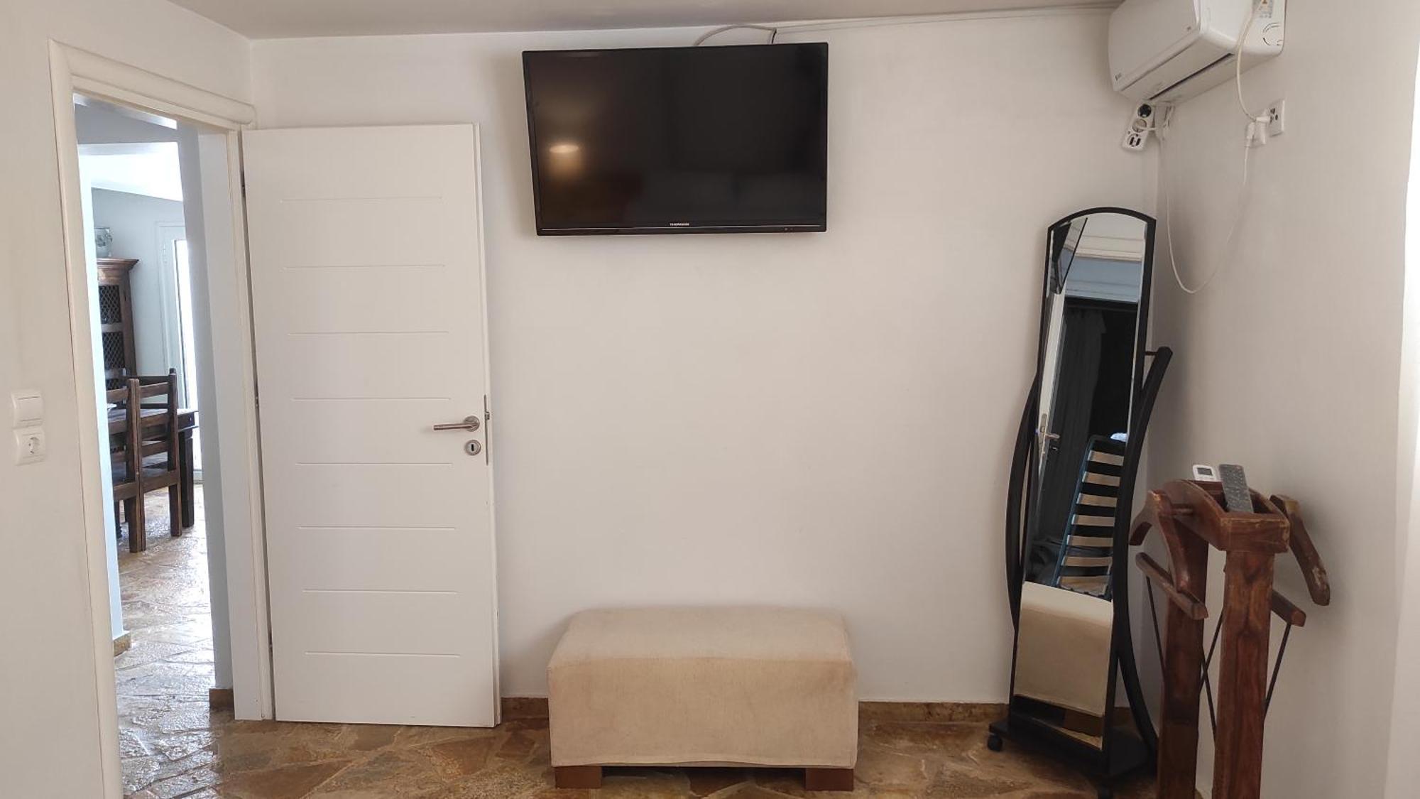 Apartment With Private Pool Kiáton المظهر الخارجي الصورة