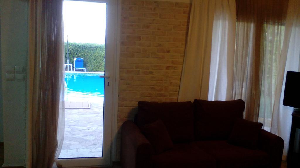 Apartment With Private Pool Kiáton المظهر الخارجي الصورة