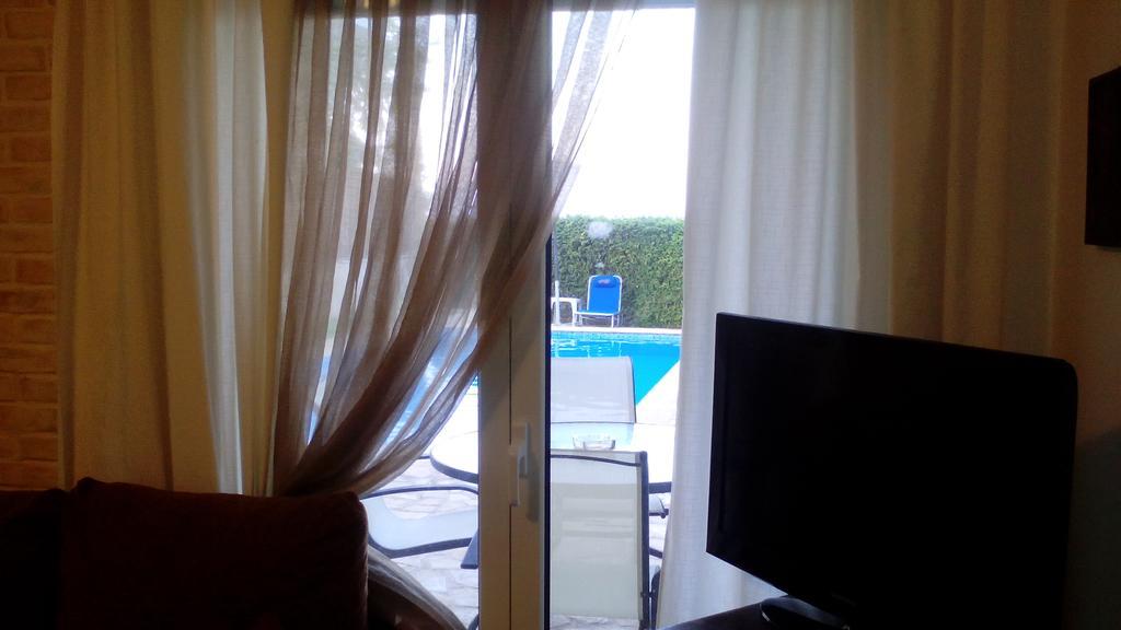 Apartment With Private Pool Kiáton المظهر الخارجي الصورة