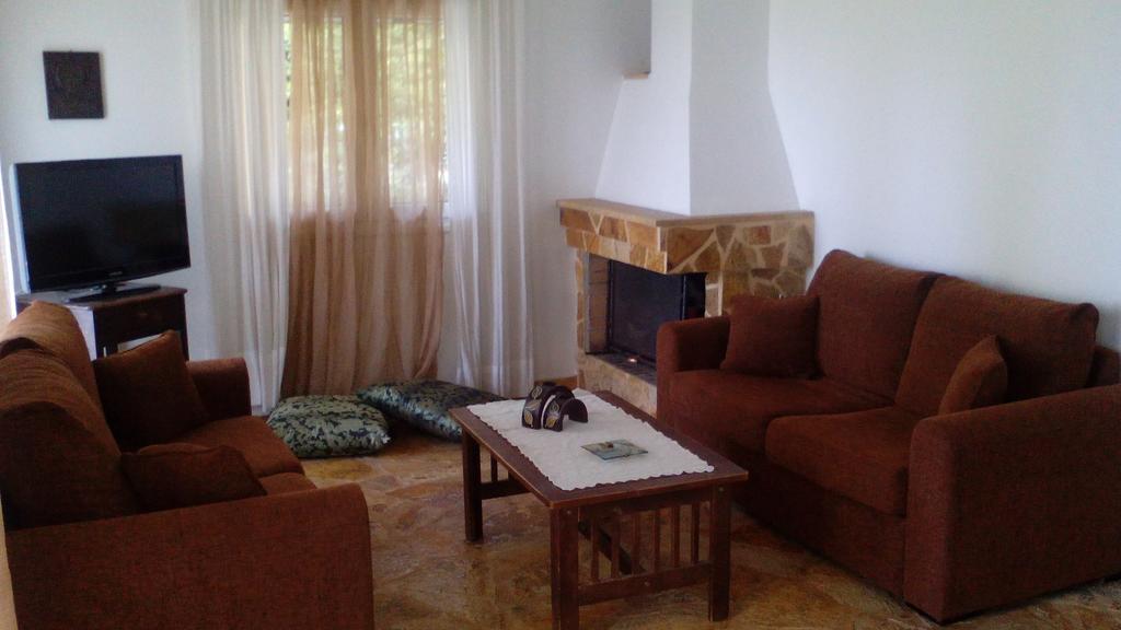 Apartment With Private Pool Kiáton المظهر الخارجي الصورة