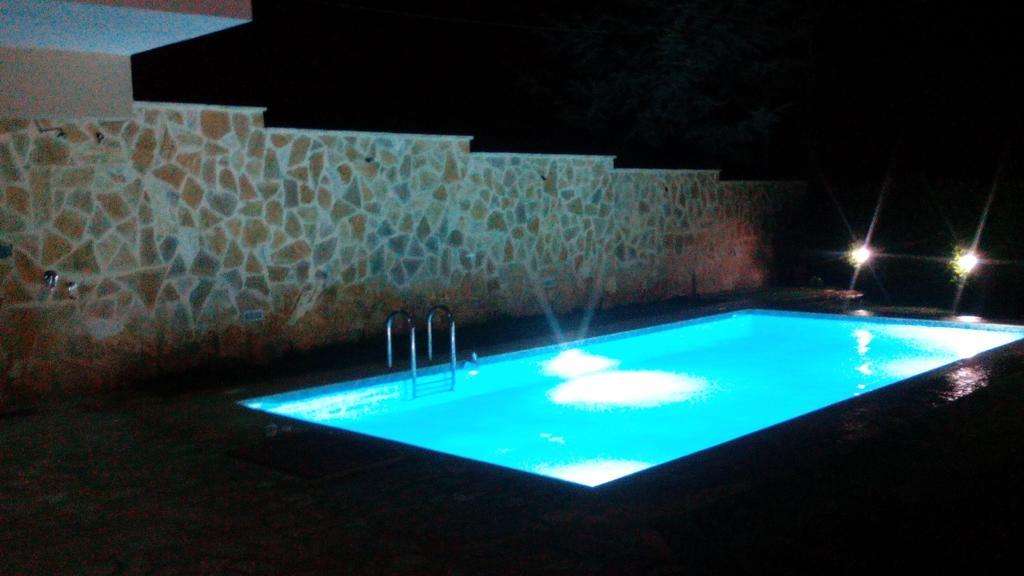 Apartment With Private Pool Kiáton المظهر الخارجي الصورة