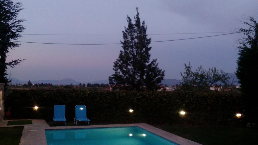 Apartment With Private Pool Kiáton المظهر الخارجي الصورة