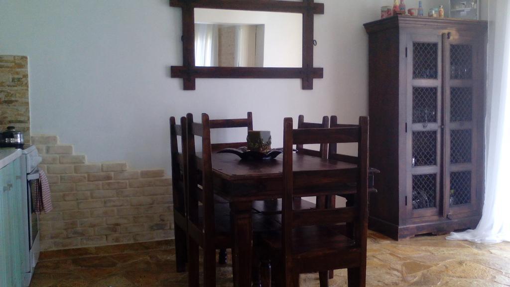 Apartment With Private Pool Kiáton المظهر الخارجي الصورة