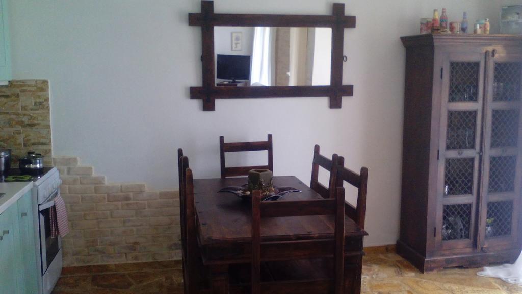 Apartment With Private Pool Kiáton المظهر الخارجي الصورة