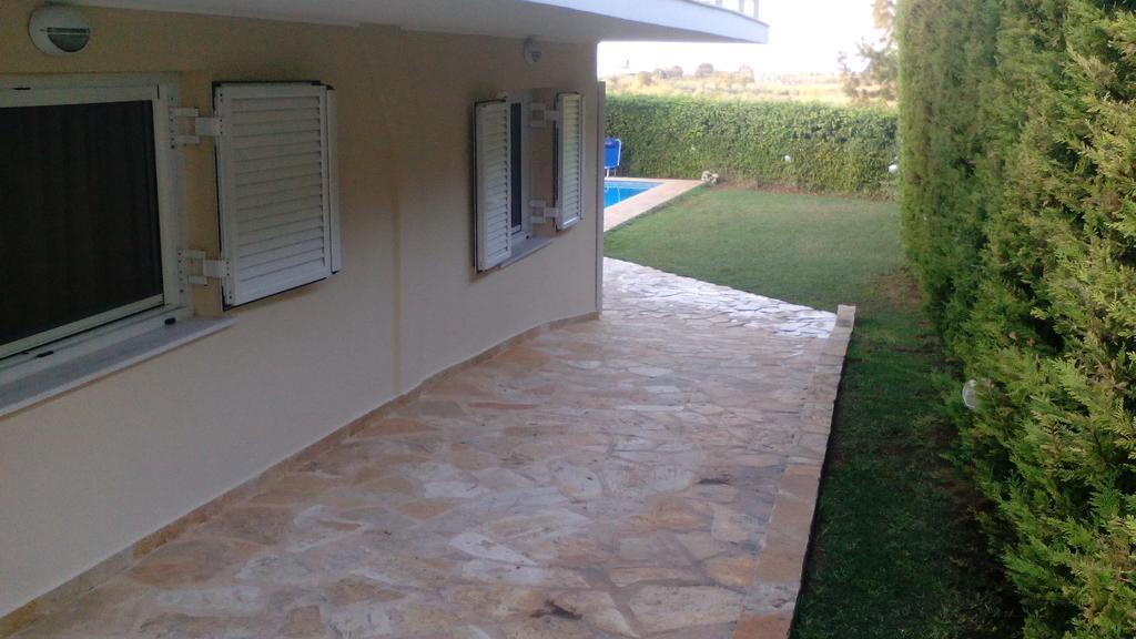 Apartment With Private Pool Kiáton المظهر الخارجي الصورة
