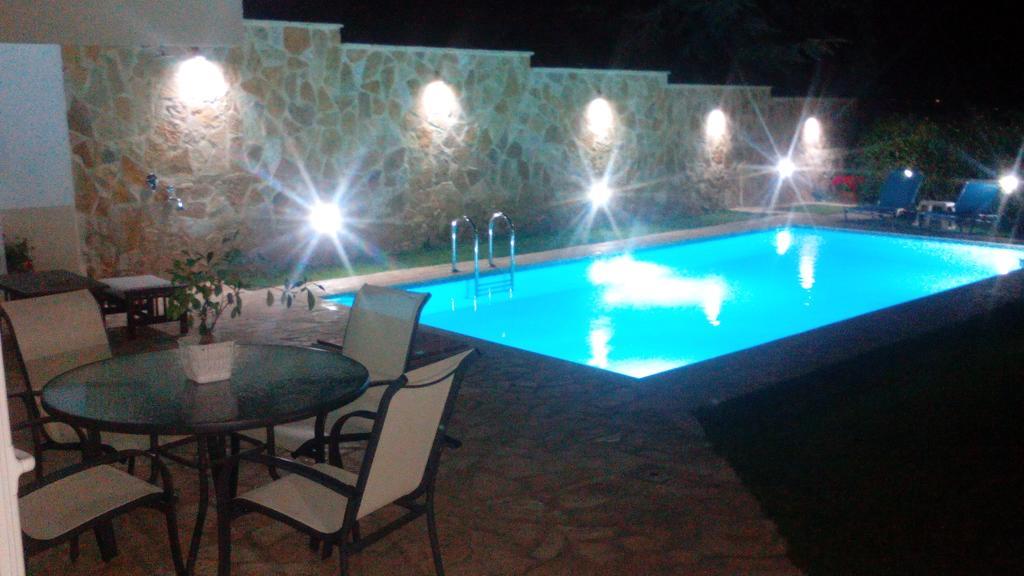 Apartment With Private Pool Kiáton المظهر الخارجي الصورة