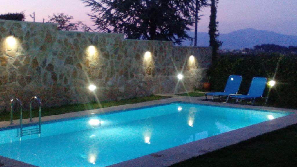 Apartment With Private Pool Kiáton المظهر الخارجي الصورة