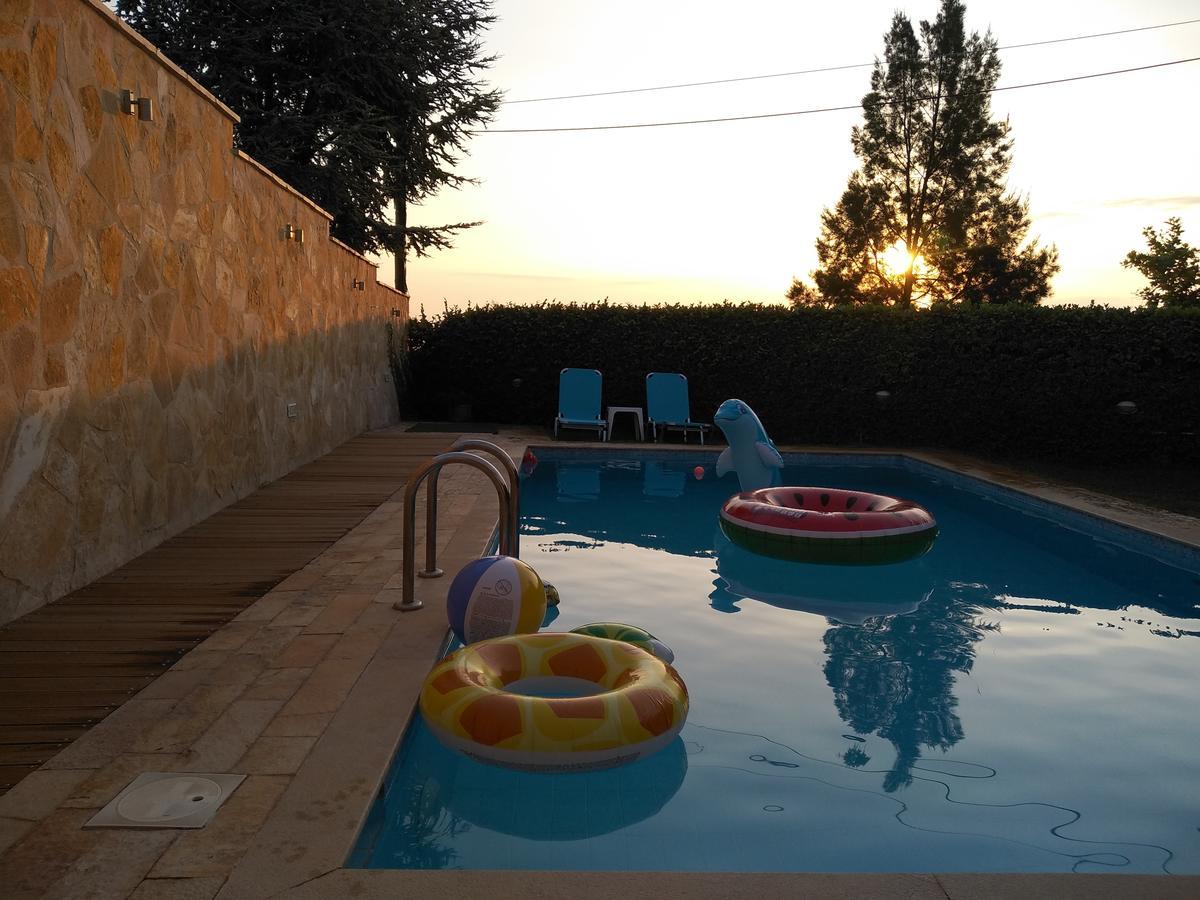 Apartment With Private Pool Kiáton المظهر الخارجي الصورة