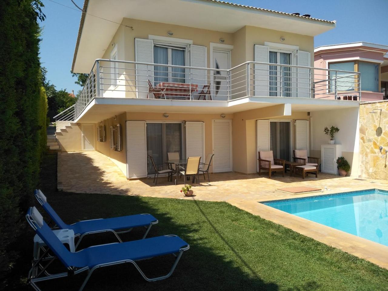 Apartment With Private Pool Kiáton المظهر الخارجي الصورة