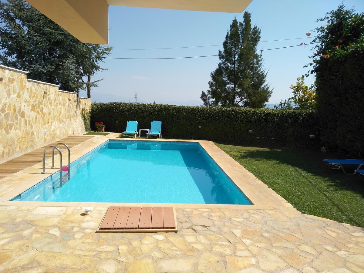 Apartment With Private Pool Kiáton المظهر الخارجي الصورة