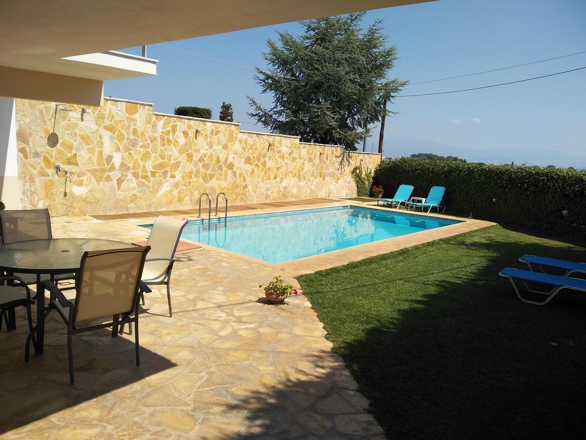 Apartment With Private Pool Kiáton المظهر الخارجي الصورة