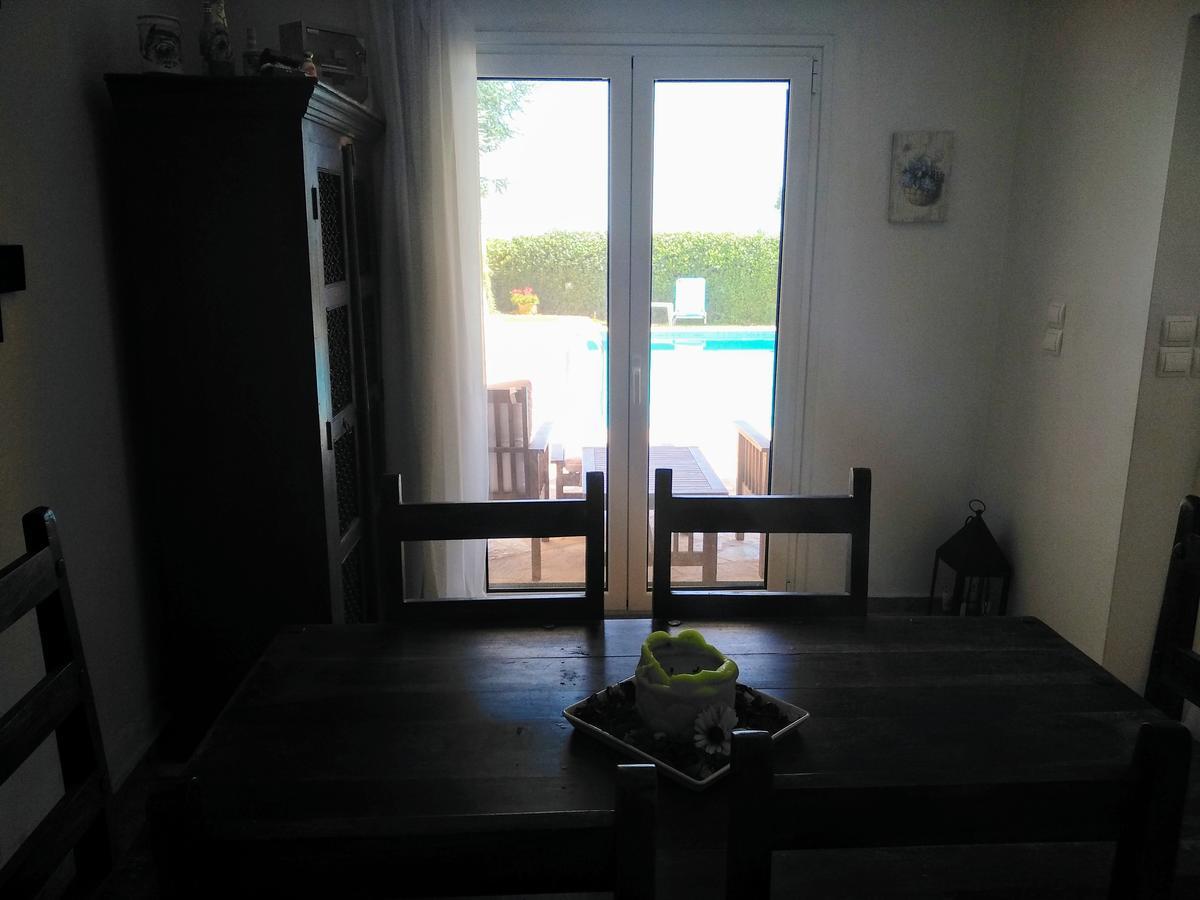 Apartment With Private Pool Kiáton المظهر الخارجي الصورة