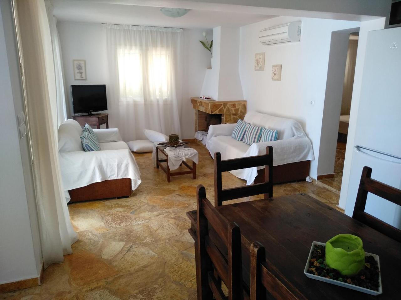 Apartment With Private Pool Kiáton المظهر الخارجي الصورة