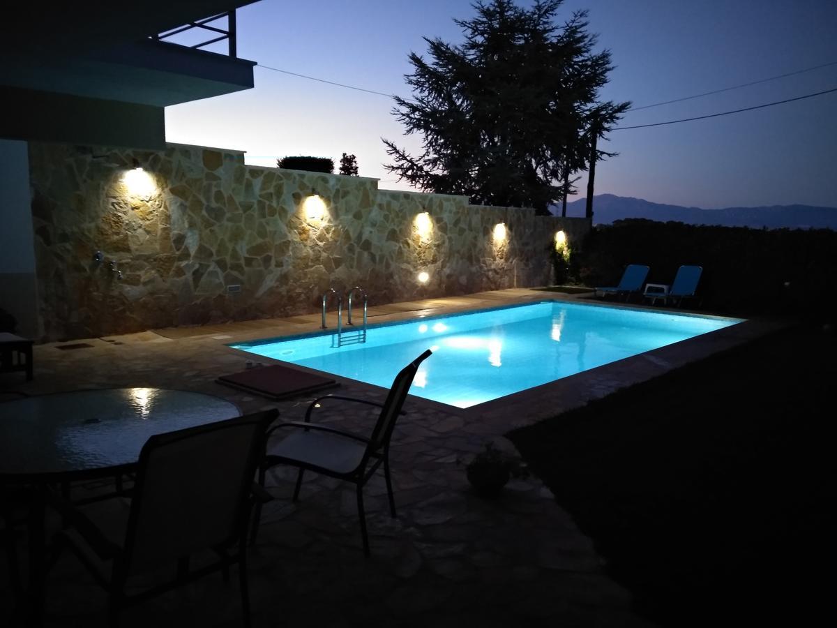 Apartment With Private Pool Kiáton المظهر الخارجي الصورة