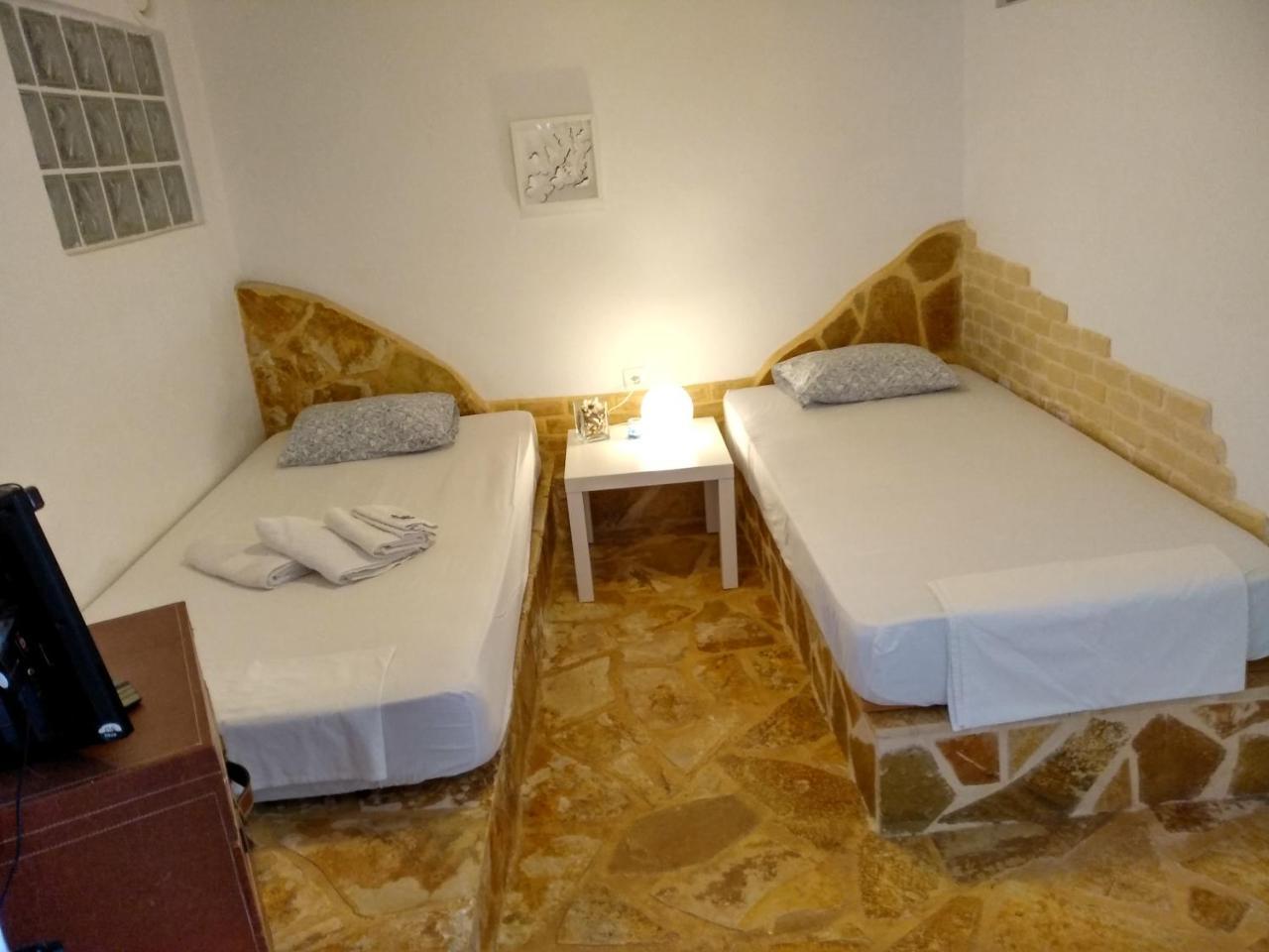 Apartment With Private Pool Kiáton المظهر الخارجي الصورة